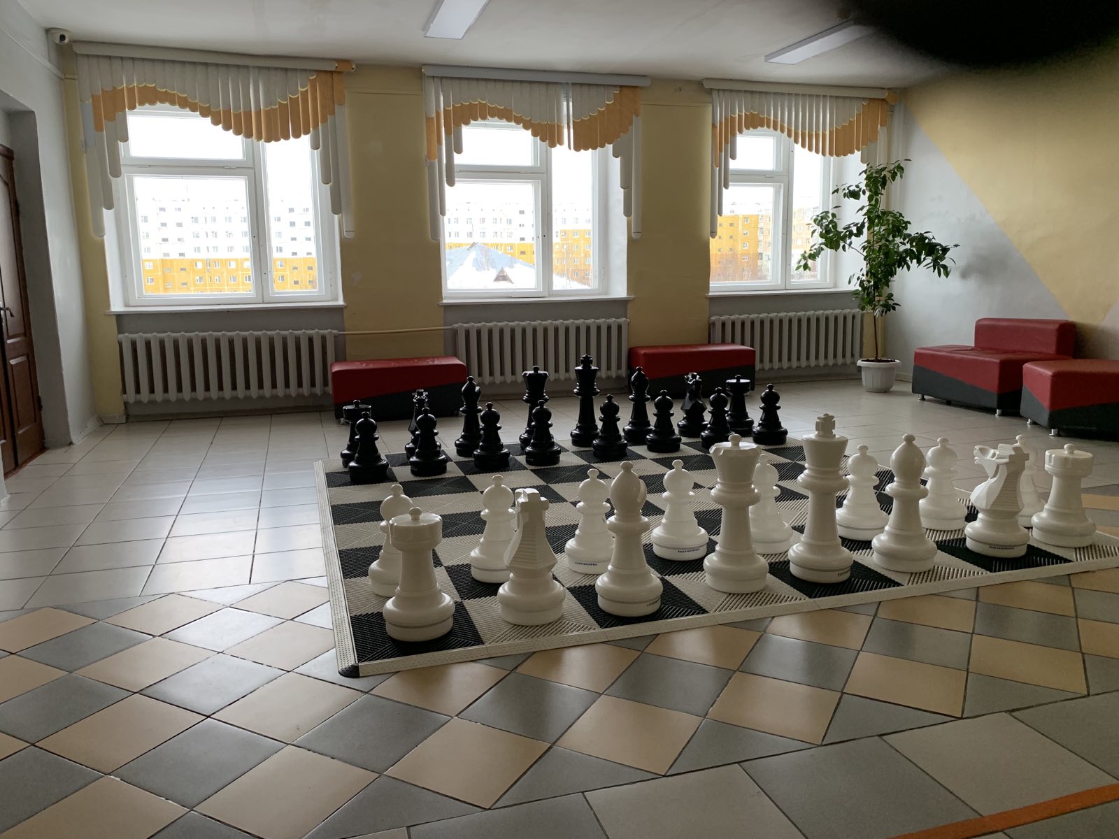 Шахматы в холле второго этажа